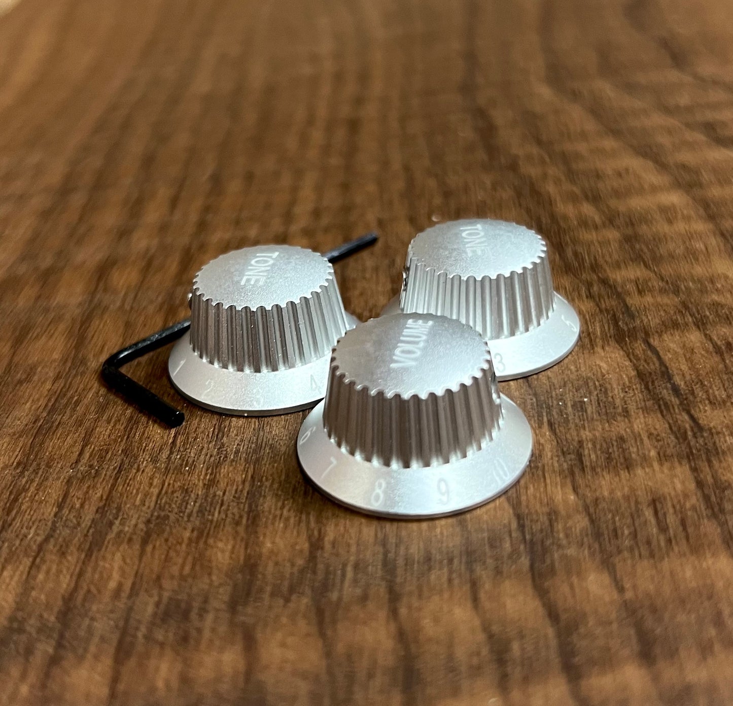 Warmtone CG Anodized Aluminum Strat Knob Set “Silver” Set Screw