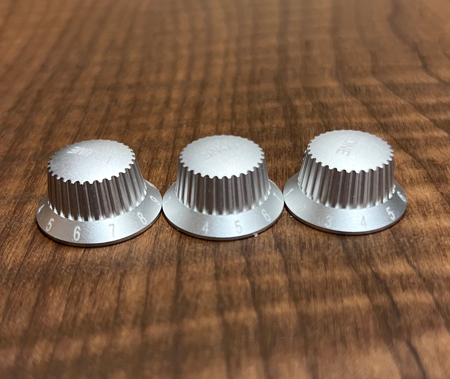 Warmtone CG Anodized Aluminum Strat Knob Set “Silver” Set Screw